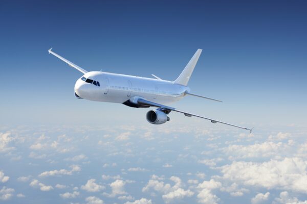 Samolot Boeing 737 leci ponad chmurami